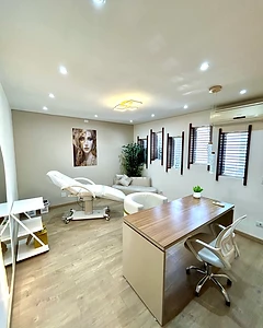 Sala de procedimento com mesa de tratamento