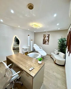 Sala de procedimento com sofá e espelho