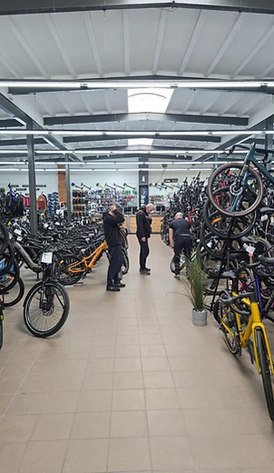 Wnętrze sklepu KawisBike Wnętrze sklepu KawisBike