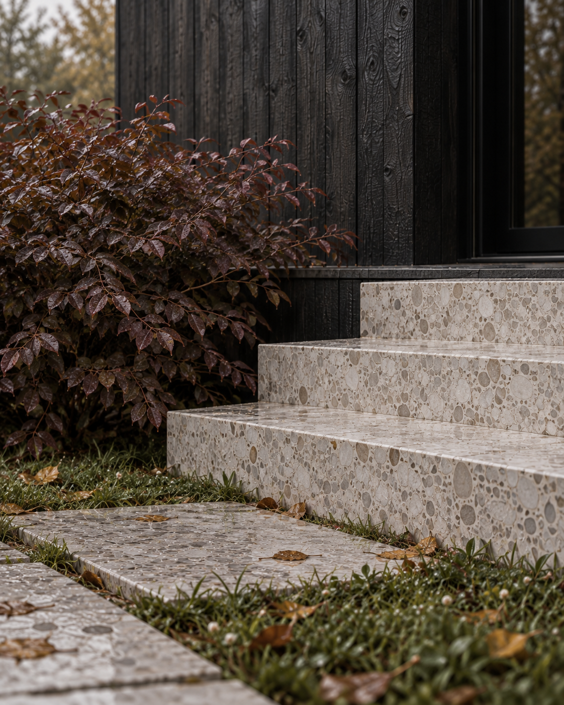 Détail des escaliers en terrazzo et dallage dans la pelouse