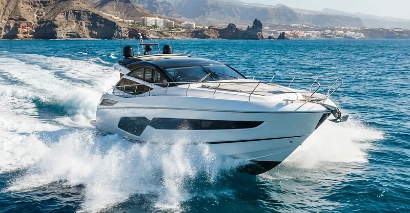 Yate navegando en el Atlántico sur de Tenerife