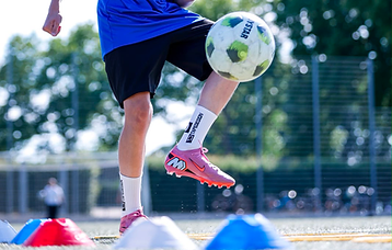 Spieler jongliert den Ball in der Luft