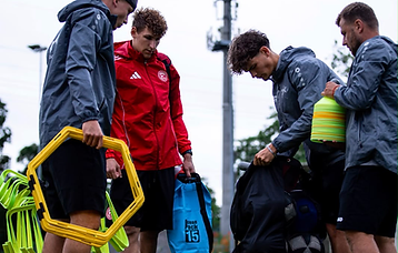 Trainer-Team beim Aufbau der Trainingsausrüstung