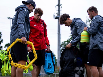 Trainer-Team beim Aufbau der Trainingsausrüstung