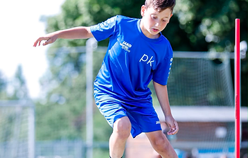 Spieler im Dribbling an der roten Trainingsstange