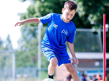 Spieler im Dribbling an der roten Trainingsstange