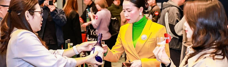 Professional buyers and exhibitors networking at Interwine