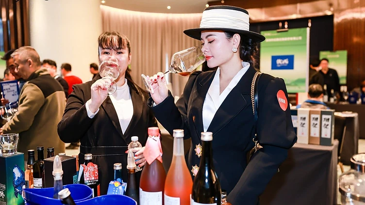 Temperature-controlled wine pallets awaiting customs clearance and exhibition logistics drayage in China
