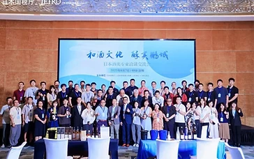 Wine tasting and distributor negotiation at a professional wine trade event in Guangzhou