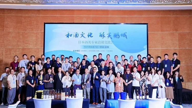 Wine tasting and distributor negotiation at a professional wine trade event in Guangzhou
