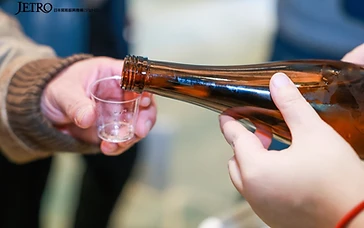 B2B wine tasting event featuring Brazilian sparkling wine bottles and Chinese wine trade buyers negotiating distribution agreements
