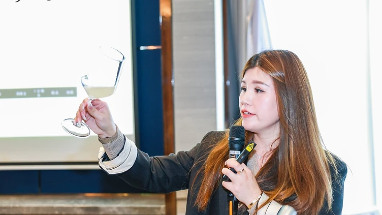 B2B wine trade meeting featuring Hungarian wines and Chinese distributors at an international exhibition