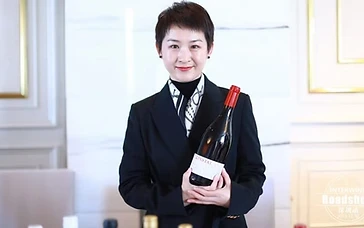 B2B wine buyers and international winery exhibitors networking at Interwine trade fair booth in Guangzhou