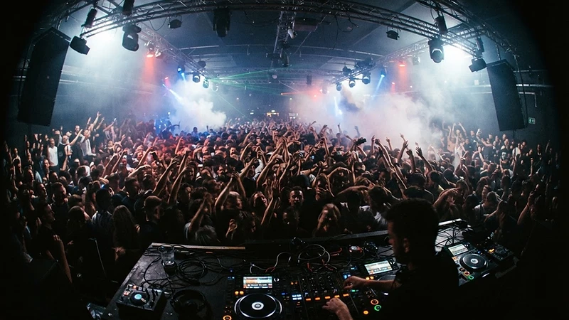 DenverPartys crowd