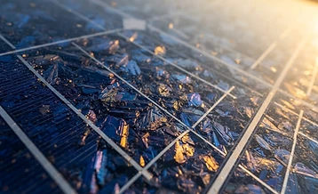Detalhe macro de células fotovoltaicas refletindo a luz solar