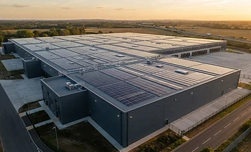Galpão industrial com painéis solares no telhado