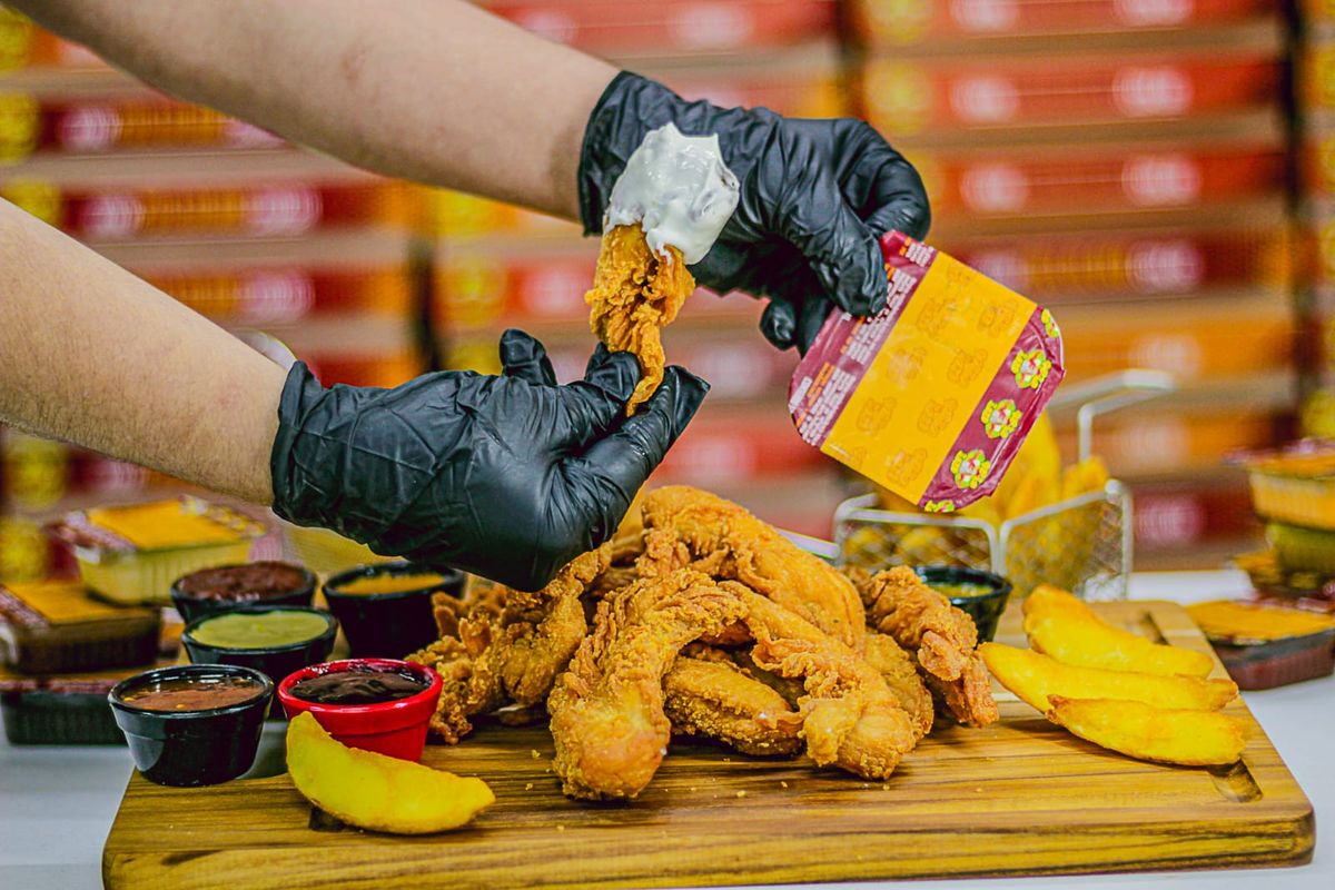 Montagem do frango frito na tábua