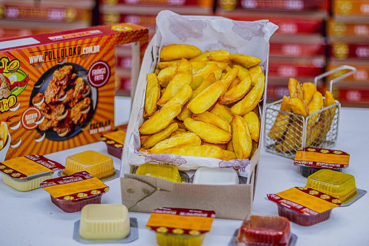 Porção de batata rústica com molhos