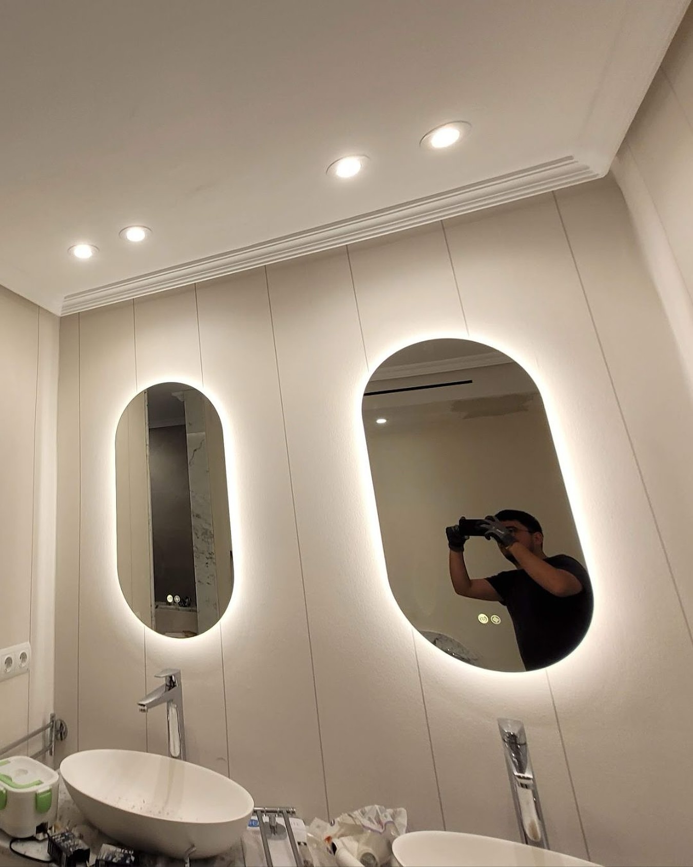 Espejos ovales con iluminación LED integrada y instalación completa