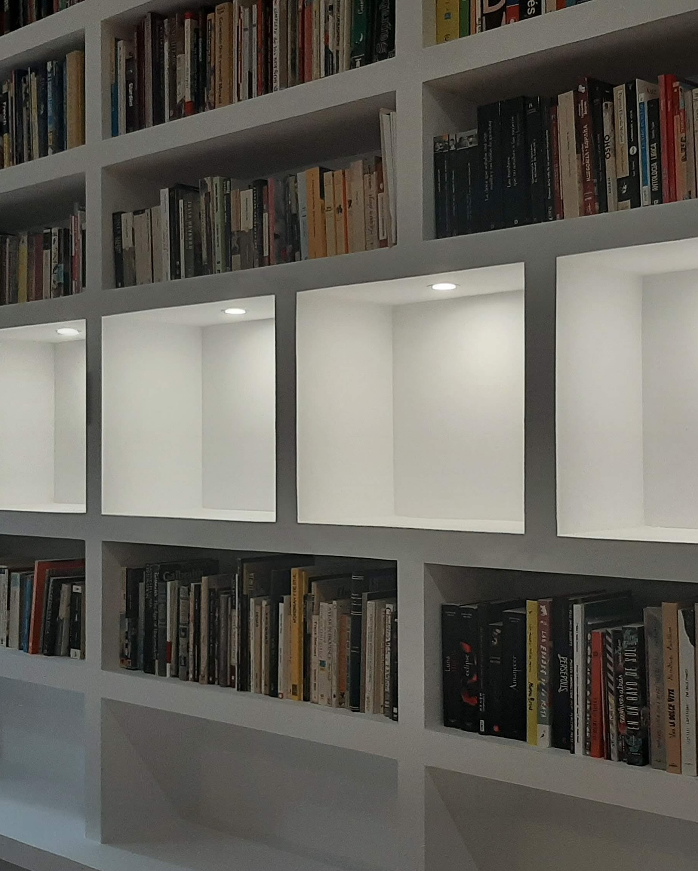 Librería a medida con focos LED empotrados en cada compartimento