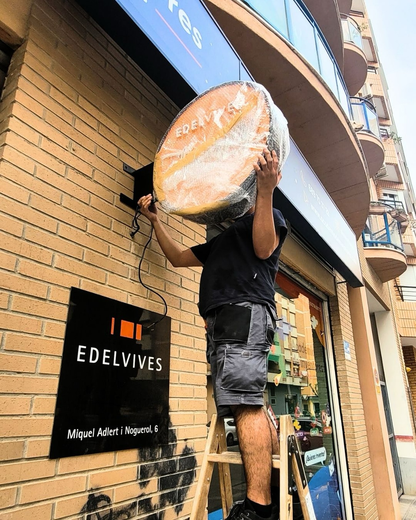 Instalación de rotulación y alumbrado exterior en fachada