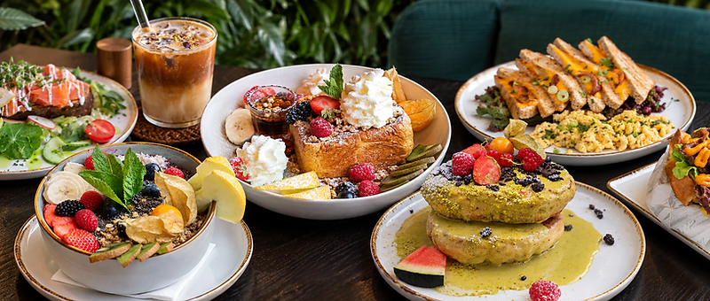 Reich gedeckte Frühstückstafel mit Mama's Lieblingsgerichten