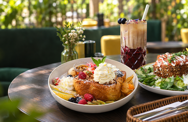 Frühstück bei Mama's Café – French Toast mit Beeren, Süßkartoffelbrot mit Lachs und Eiskaffee