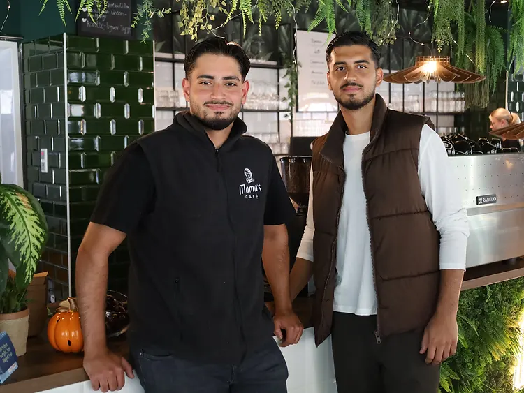 Hüseyin und Mehdi hinter der Theke im Mama's Café Ludwigsburg