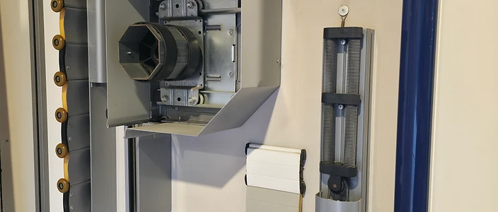 Technischer Aufbau eines Rollladensystems mit Walze, Motor und Federn