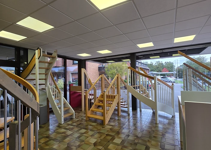 Holztreppe mit Stahlgeländer als Ausstellungsmotiv von CSR Studio, gezeigt für Treppen in Duisburg