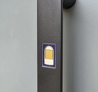 Haustür mit moderner Griffausstattung und Fingerprint-Sensor