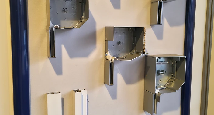 Lamellen- und Farbmuster für Rollläden an einer Musterwand
