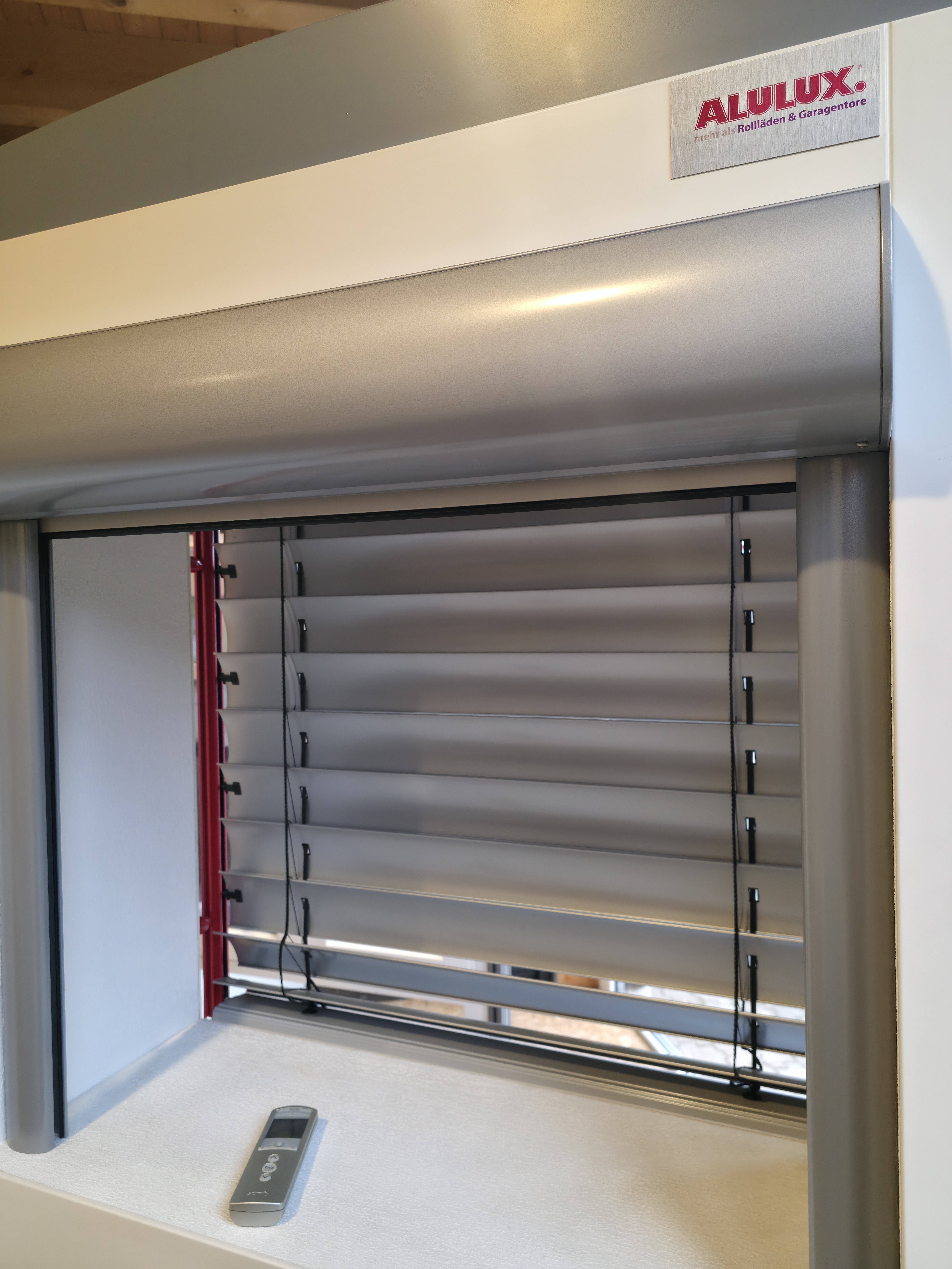 Aluminium Rollladenlamellen eines außenliegenden Sonnenschutzes an einem Fenster