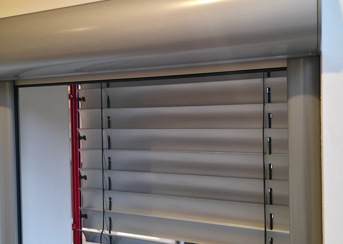 Rollladenbehang an einem Fenster, Motiv aus der Ausstellung von CSR Studio in Moers