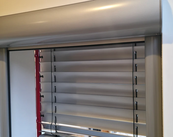 Aluminium-Rollladenlamellen als außenliegender Sonnenschutz an einem Fenster in Neukirchen-Vluyn
