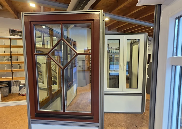 Holzfenster mit Sprossen auf einem Ausstellungsständer in der Fensterausstellung