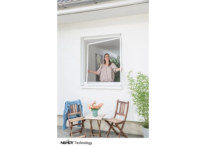 Insektenschutzrollo an einem Fenster, Motiv aus der Ausstellung von CSR Studio in Moers