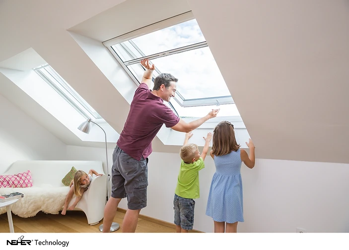Dachfenster mit flexiblem Insektenschutzrollo in einem ausgebauten Dachraum