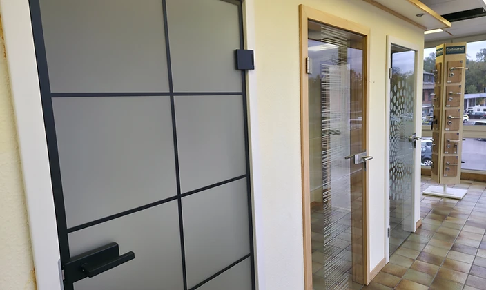 Innentür mit Glasdekor in der Ausstellung von CSR Studio in Moers