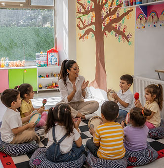 Müzik ve ritim etkinliği — enstrümanlarla birlikte oyun
