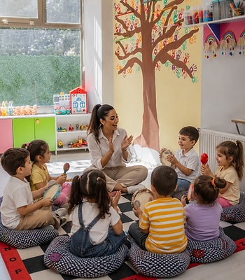 Müzik ve ritim etkinliği — enstrümanlarla birlikte oyun