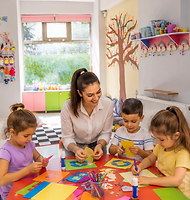 Sanat etkinliği — renkli kâğıtlarla kesme ve yapıştırma