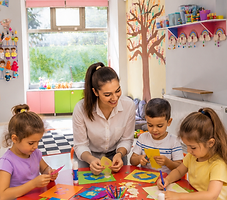 Sanat etkinliği — renkli kâğıtlarla kesme ve yapıştırma