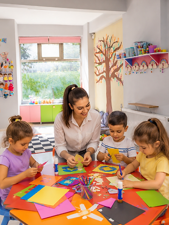 Sanat etkinliği — renkli kâğıtlarla kesme ve yapıştırma