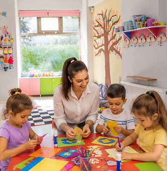 Sanat etkinliği — renkli kâğıtlarla kesme ve yapıştırma
