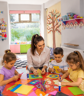 Sanat etkinliği — renkli kâğıtlarla kesme ve yapıştırma