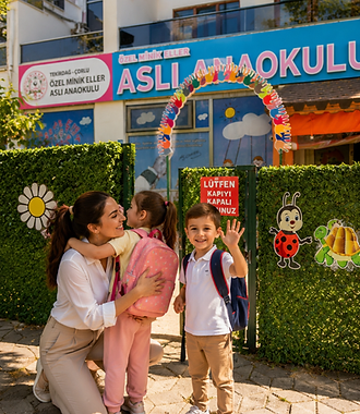 Okul kapısında çocukları karşılayan öğretmenimiz