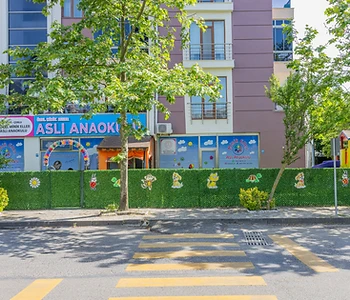 Okulumuzun bahçe cephesi ve oyun alanı