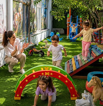 Bahçede koşma, tırmanma ve hareket