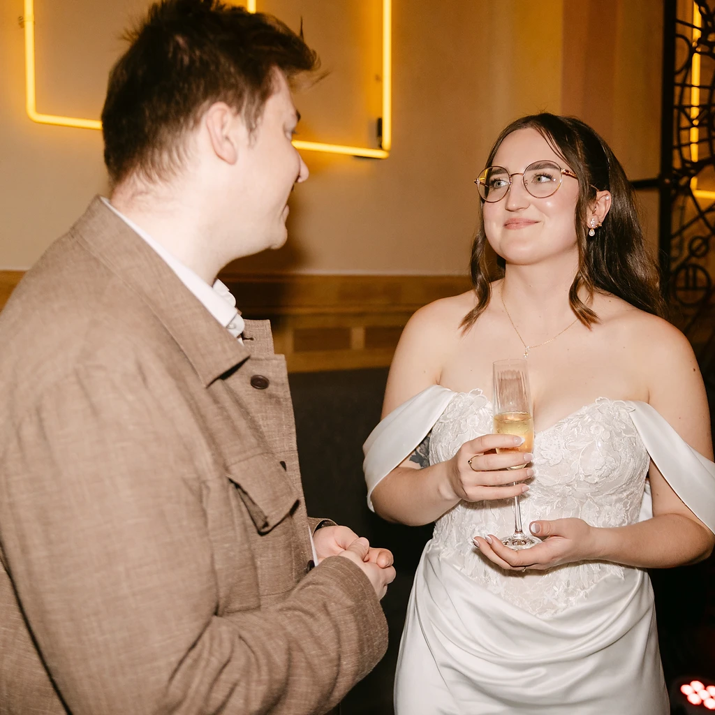 Bruid en bruidegom tijdens hun trouwfeest